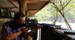 旅客可以親自使用AK7或MK16練習射擊